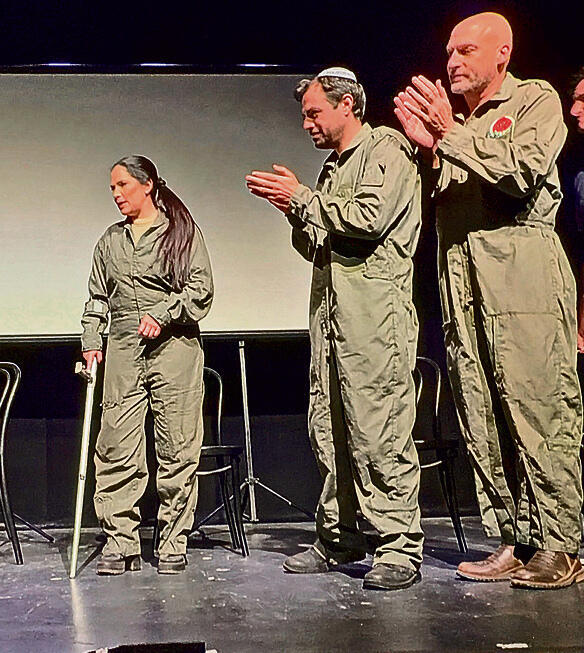 בהצגה "הבת של אליס מילר" בהצגה "הבת של אליס מילר"