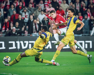 זלאטנוביץ' מכריע את המשחק | צילום: עוז מועלם