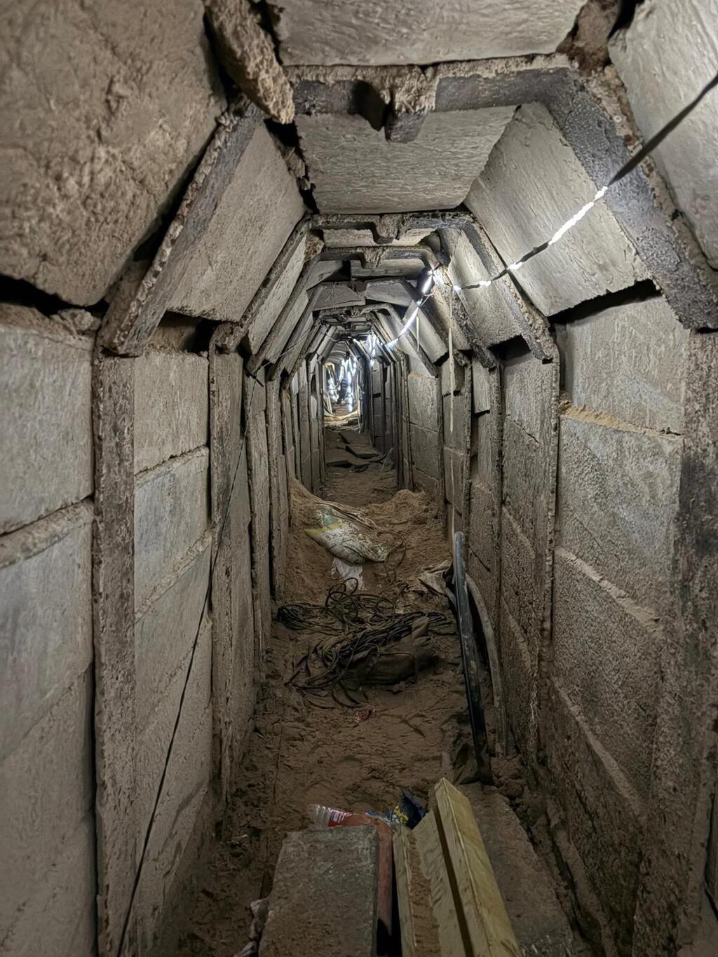 בעומק המנהרה (צילום: דובר צה"ל ) לוחמי מבצע "דרור לבן" שפעלו להשבתו של הדר גולדין ז"ל ברפיח