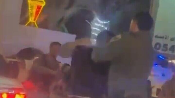 רגעי המעצר - והודעת המשטרה: "החשודים לא נענו להוראות. אחד מהם תקף שוטרים" תיעוד מהתקיפה ורגעי המעצר ביישוב תל שבע