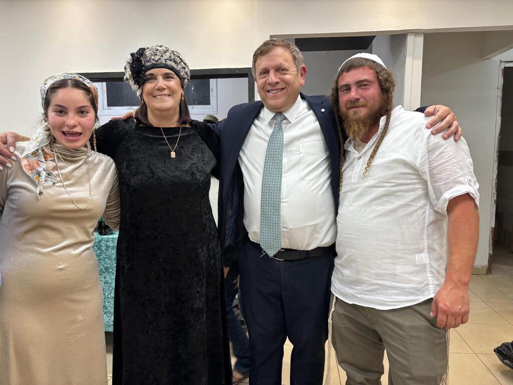ההורים השכולים חגי ותחיה לובר (במרכז), עם הזוג המאורס יהושע ואביה, אמש