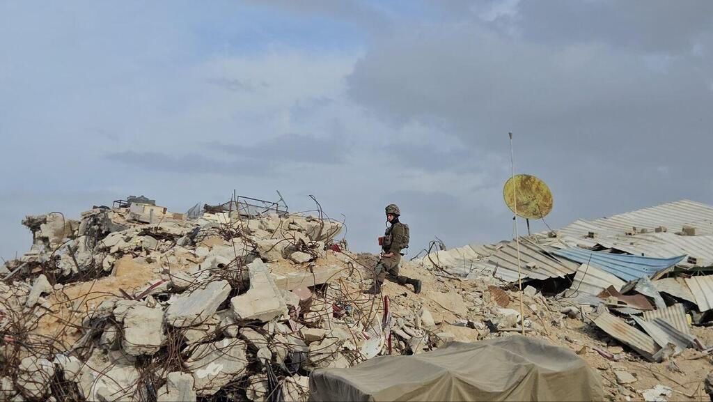 צילום: יואב זיתון יואב זיתון ברפיח עם לוחמי מבצע "דרור לבן" שפעלו להשבתו של הדר גולדין ז"ל