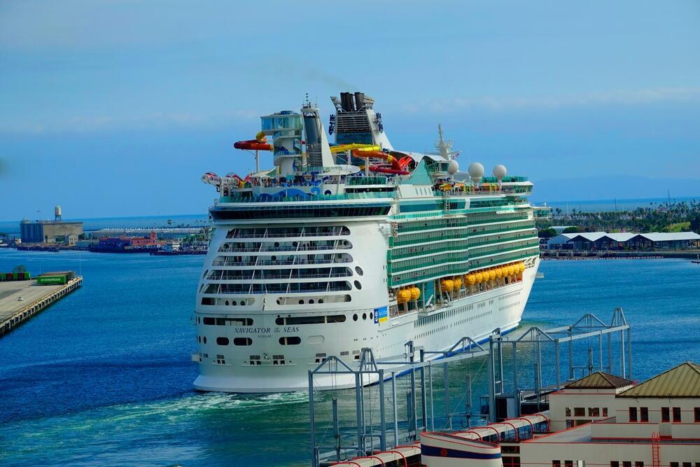 ספינת התענוגות Navigator of the Seas של חברת Royal Caribbean, ארכיון (צילום: Dennis MacDonald/shutterstock) ספינה שיט תענוגות ספינת התענוגות Navigator of the Seas של חברת Royal Caribbean ב לוס אנג'לס ארכיון