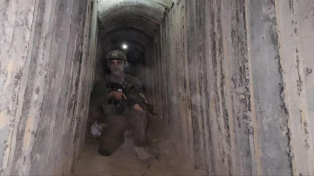 כוח צה"ל, בתוך המנהרה (צילום: יואב זיתון ) יואב זיתון ברפיח עם לוחמי מבצע "דרור לבן" שפעלו להשבתו של הדר גולדין ז"ל
