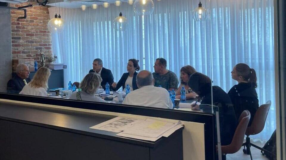 פגישת הגישור של זדורוב ועורכי דינו עם נציגי הפרקליטות פגישת הגישור של רומזן זדורוב עם נציגי הפרקליטות