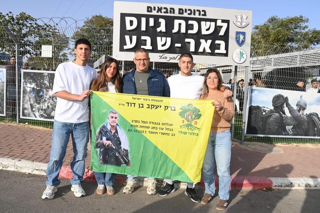 "אחרי הרבה שכנועים ההורים הבינו שזה מה שאני רוצה לעשות". משפחת בן דוד בלשכת הגיוס, מלווה את עומרי (שני מימין) (צילום: הרצל יוסף) עומרי בן דוד, מתגייס לגולני אחרי אח שלו ברק שנפל ב-7.10