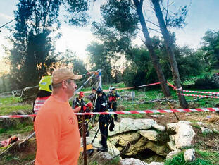 חילוץ הגופה ליד בית גוברין | צילום: יחל"ץ עציון־יהודה חילוץ הגופה ליד בית גוברין | צילום: יחל"ץ עציון־יהודה