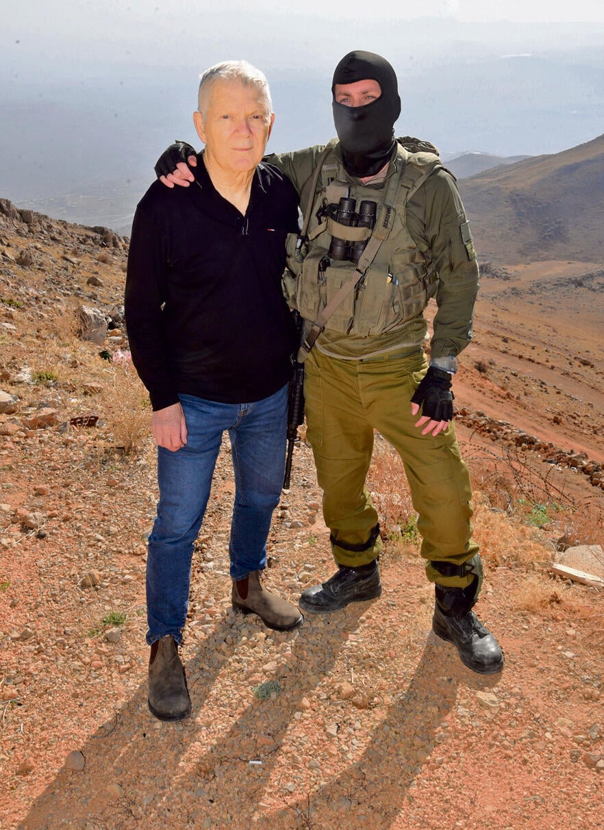 הולך בדרך שאביו סלל. י' ואהוד בפסגת החרמון (צילום: אביהו שפירא) הולך בדרך שאביו סלל. י' ואהוד בפסגת החרמון | צילום: אביהו שפירא