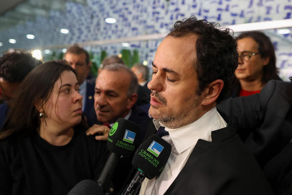 המחוקק גלאובר בראגה, שהורחק מהאולם (צילום: Sergio Lima / AFP) קונגרס ב ברזיל המחוקק גלאובר בראגה סולק בהצבעה על קיצור עונשו של ז'איר בולסונרו