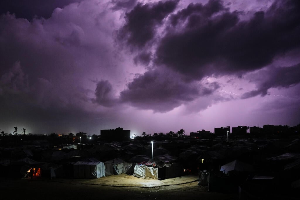 ברקים בשמי הרצועה (צילום: AP Photo/Abdel Kareem Hana) ברקים בעזה