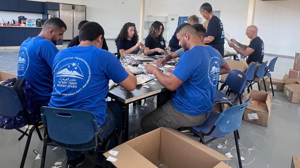 פעילות משותפת של מתנדבי חמל ביחד עם תלמידי שנת חממה של כוכבי המדבר לבוגרי תיכון שעות של הכנת מארזים של יצירה לתלמידי כיתות א-ג בחופש הגדול