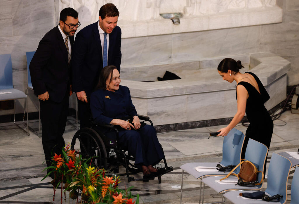 צילום: Odd ANDERSEN / AFP אמה של מריה קורינה מצ'אדו בטקס חלוקת פרס נובל לשלום
