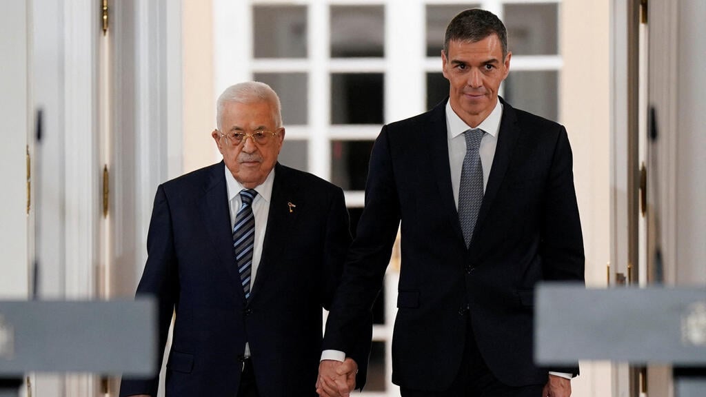 Mahmoud Abbas and Pedro Sanchez (Photo: Ana Beltran/ Reuters) אבו מאזן ופדרו סנצ'ס