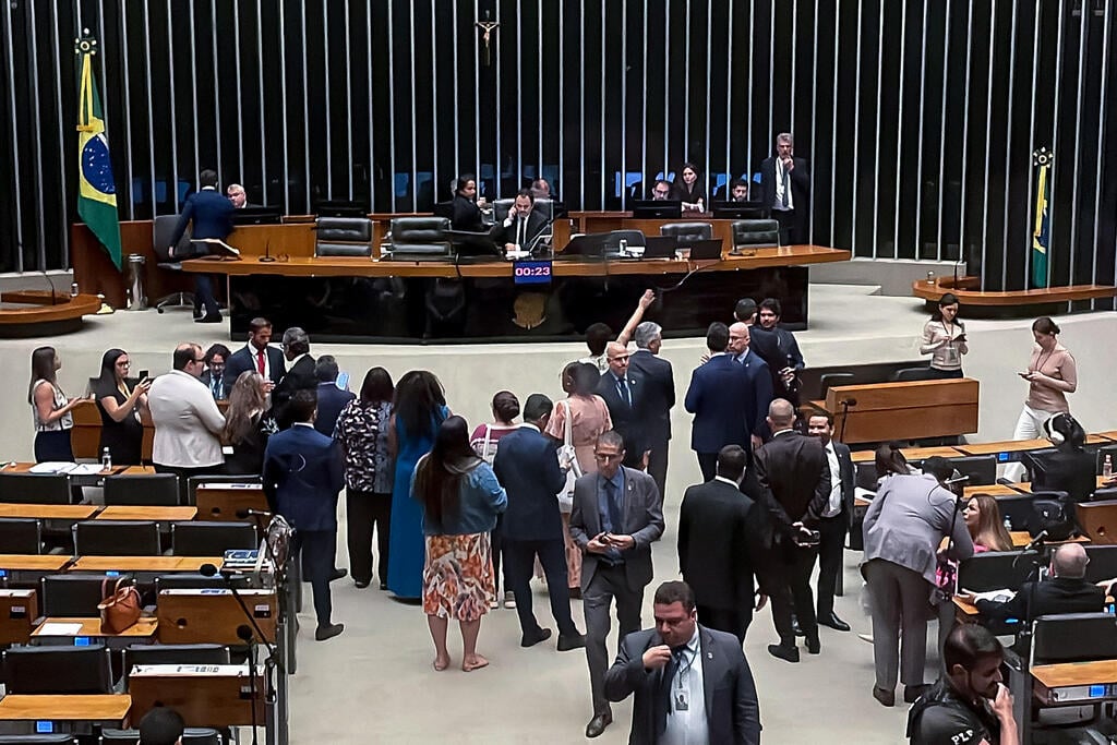צילום: JULIA MARETTO / AFP חברי קונגרס ב ברזיל הצבעה על קיצור עונשו של ז'איר בולסונרו