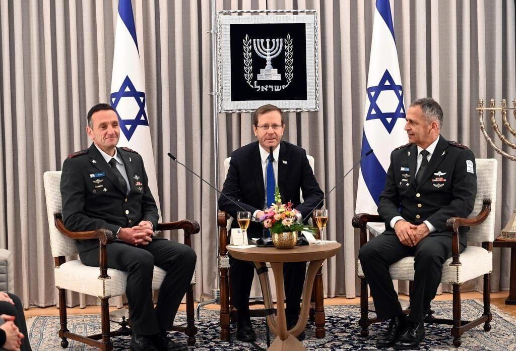 החנוכייה ברקע פגישתו של הנשיא יצחק הרצוג עם הרמטכ"לים אביב כוכבי והרצי הלוי