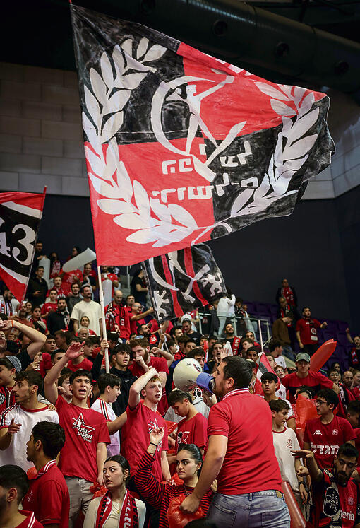 הירושלמים צובעים  את היציע באדום | צילום: עוז מועלם