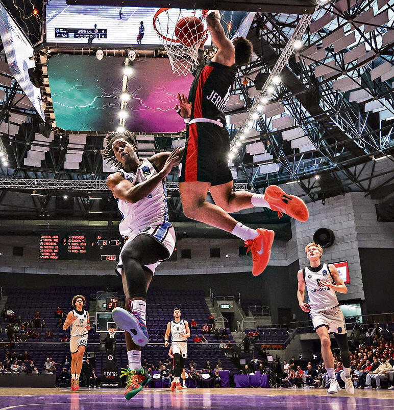 ג'סטין סמית' מרחף  מול הגרמנים | צילום: עוז מועלם