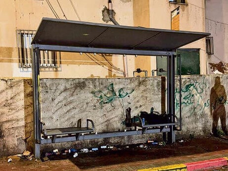 "אנשים צריכים ללכת כמה ק"מ טובים בשביל אוטובוס". תחנה בג'סר א זרקא ליקויים של שנים. תחנה בג'סר א זרקא