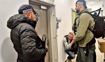 כוחות המשטרה אתמול בעיריית נצרת | צילום: חסן שעלאן