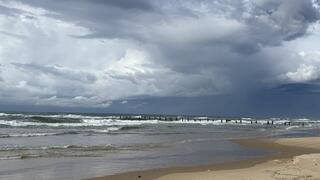 עננים כבדים בחוף בית ינאי