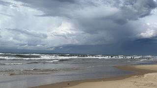 עננים כבדים בחוף בית ינאי