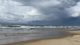 עננים כבדים בחוף בית ינאי