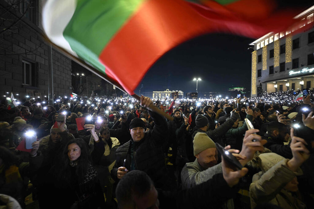 צילום: DIMITAR KYOSEMARLIEV / AFP הפגנה ב סופיה נגד ממשלת בולגריה 10 בדצמבר