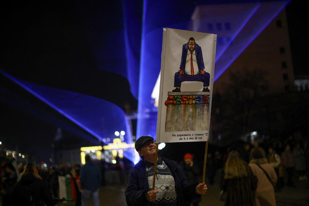 צילום: REUTERS/Stoyan Nenov הפגנה ב סופיה נגד ממשלת בולגריה 10 בדצמבר