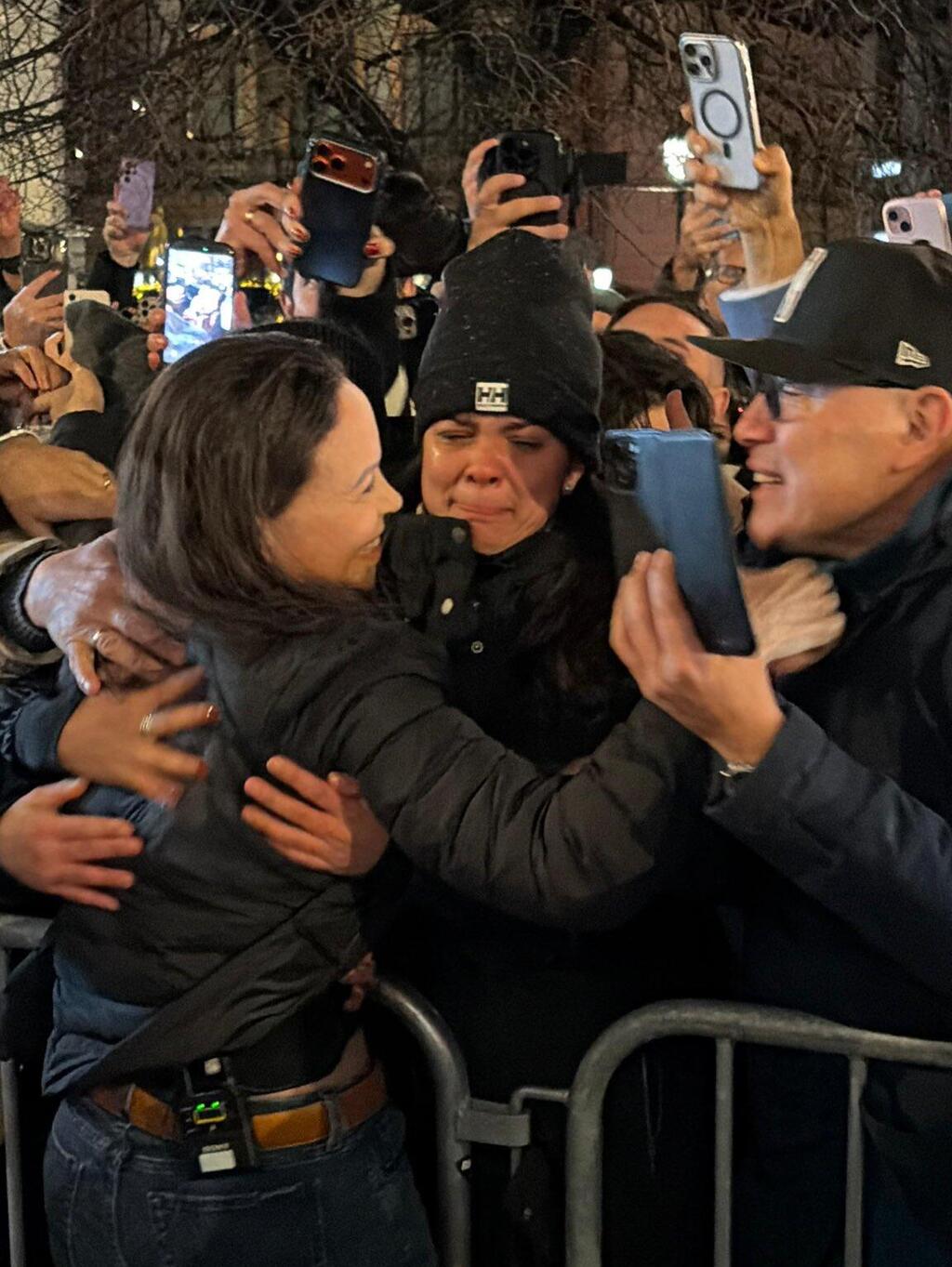 "החיבוק שכל ונצואלה זקוקה לו" (צילום: מתוך X) מריה קורינה מצ'אדו באוסלו
