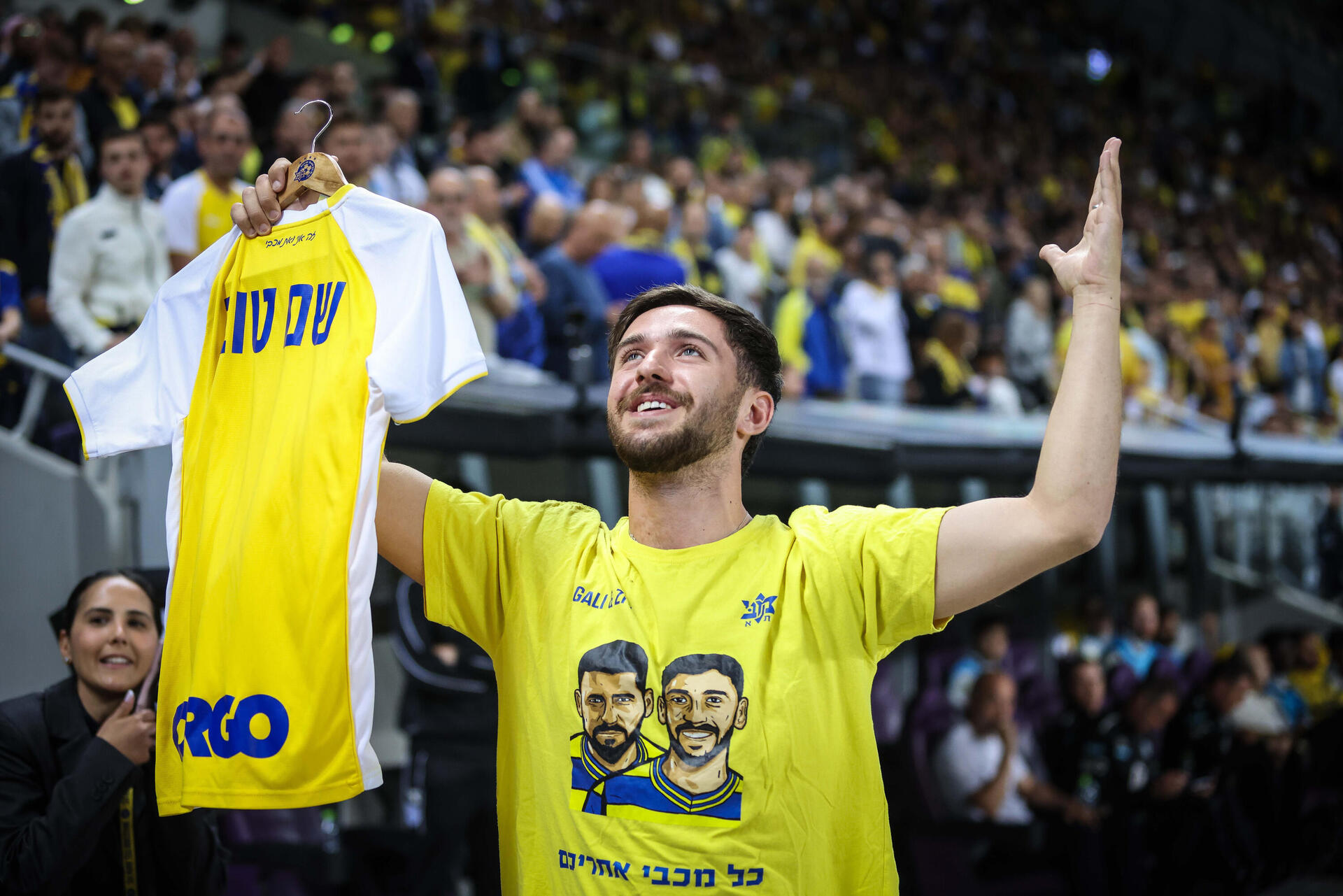 עומר שם טוב, שחזר משבי חמאס, במשחק של מכבי ת"א (התמונה זכתה במקום השלישי בקטגוריית סדרות קצרות בתחרות "עדות מקומית")  