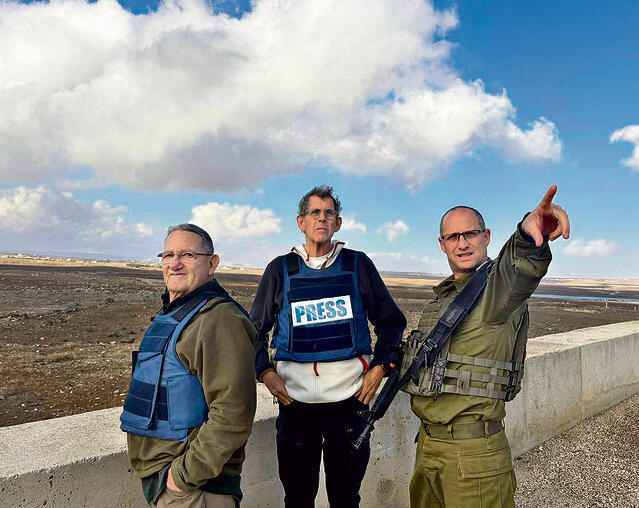 מימין: תא"ל פלאי, איכנולד ובן ישי. הניסיון המבצעי שצברו לוחמי המילואים בשנתיים האחרונות שידרג את כל הצבא (צילום: גיל נחשותן) תא"ל פלאי עם איכנולד )במרכז( ובן ישי. הניסיון המבצעי שצברו לוחמי המילואים בשנתיים האחרונות שידרג את כל הצבא | צילום: גיל נחשותן