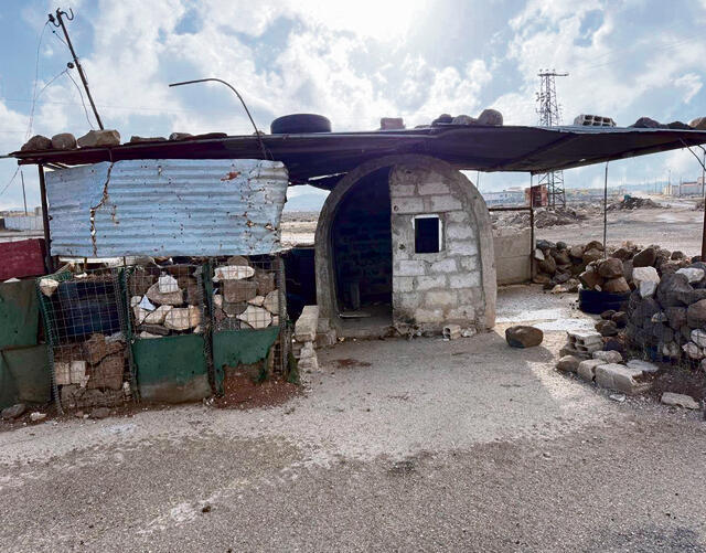 עמדה נטושה של צבא אסד. אל־ג'ולאני לא ייתן למיליציות החות'יות והעיראקיות לרוץ כל כך מהר (צילום: גיל נחושתן) עמדה נטושה של צבא אסד. אל־ג'ולאני לא ייתן למיליציות החות'יות והעיראקיות לרוץ כל כך מהר | צילום: גיל נחושתן