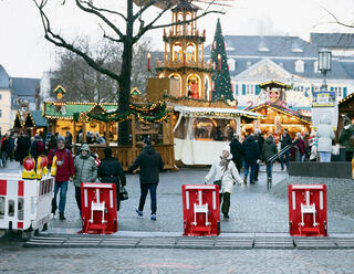 מחסומים בצבעי כריסמס בשוק במגדבורג (גרמניה), שחוותה פיגוע דריסה ב־2024. זו עונת הפחד של העולם הנוצרי | צילום: גטי אימג'ז, Andreas Rentz