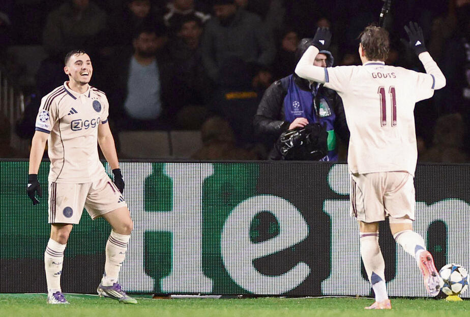 חודטס רץ לברך את גלוך, אתמול (GIORGI ARJEVANIDZE, AFP) חודטס רץ לברך את גלוך, אתמול