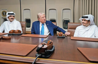 טראמפ עם ראש ממשלת קטאר מוחמד אל־ת'אני )מימין( והאמיר תמים בן חמד אל־ת'אני. גורם ישראלי בכיר: "הקטארים החליטו להחריב את יחסי ישראל־ארה"ב. הם בג'יהאד" | צילום: AP/Mark Schiefelbein