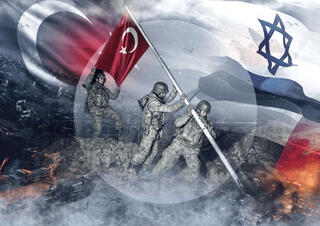 חיילים טורקים בעזה בהומאז' להנפת דגל ארה"ב באיוו ג'ימה, מתוך "אל־חורה". מבחן לחופש הפעולה הישראלי