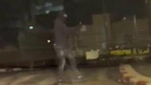 תיעוד: רעולי פנים יורים לעבר בית ביישוב עראבה