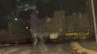 תיעוד: רעולי פנים יורים לעבר בית ביישוב עראבה תיעוד: רעולי פנים יורים לעבר בית ביישוב עראבה