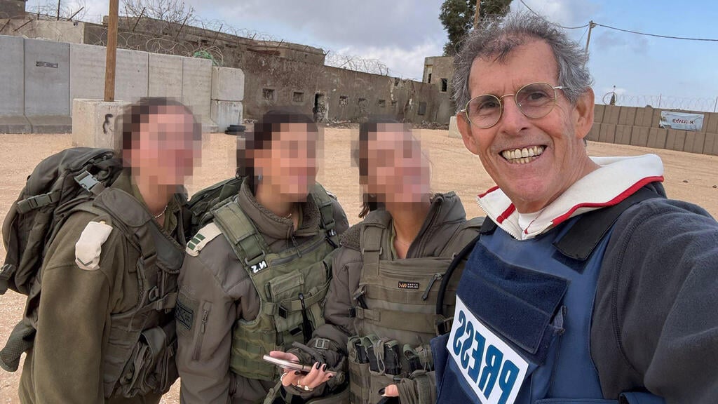 מימין: דובי איכנולד,  סגן תאי, סרן נועה ומזכירת מפקד האוגדה יובל