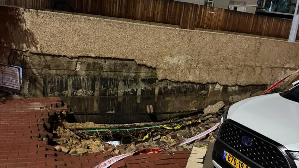 "בולען" באשקלון בולען באשקלון בעקבות גשמים עזים והצפות - סופת ביירון