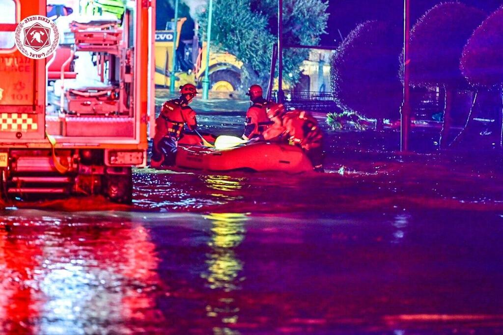 פינוי בסירות מבית שקמה (צילום: דוברות כבאות והצלה) כבאות והצלה הצפה בית שיקמה ביירון פינוי היפותרמיה