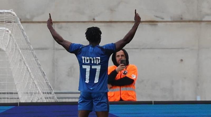 חוסה קורטס בעננים