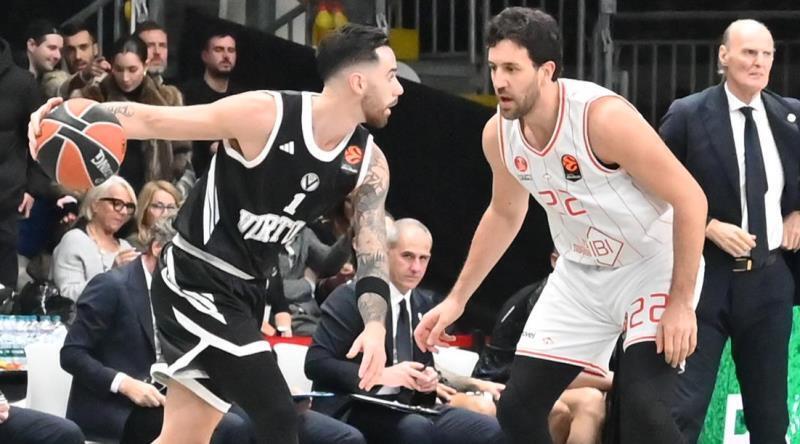 ואסיליה מיציץ' מנסה לחטוף