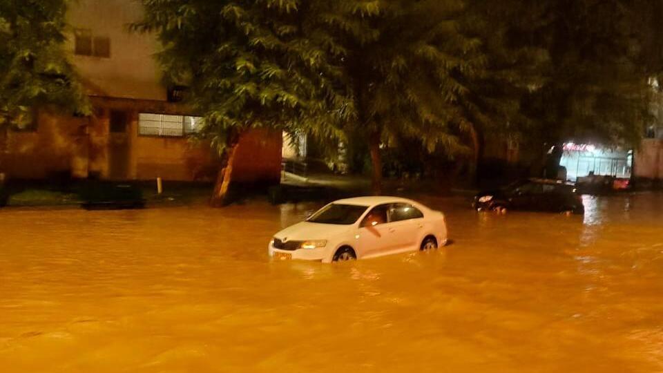 ההצפה הלילית בקריית גת (צילום: דוברת כבאות והצלה) הצפות בקריית גת בעקבות גשמים עזים - סופת ביירון