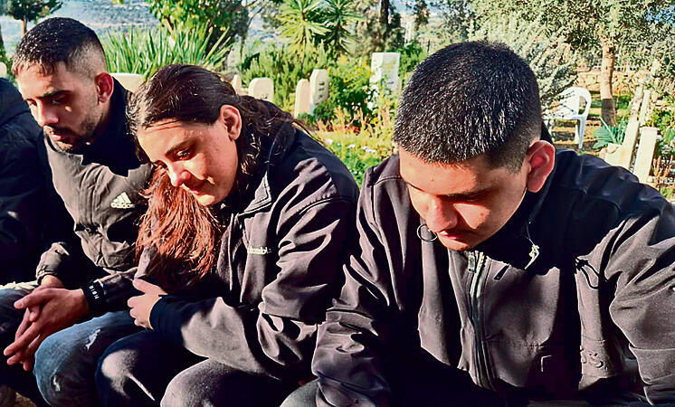 “חלק מהנשמה שלנו”. שלושת אחיו של ריאד, ליד קברו