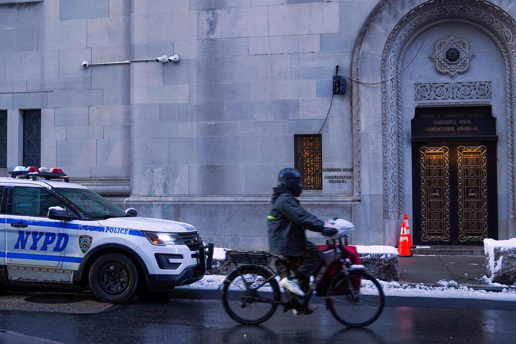 Synagogue in New York (Photo: RYAN MURPHY / GETTY IMAGES NORTH AMERICA / AFP) ניו יורק משטרה אבטחה בית כנסת חנוכה