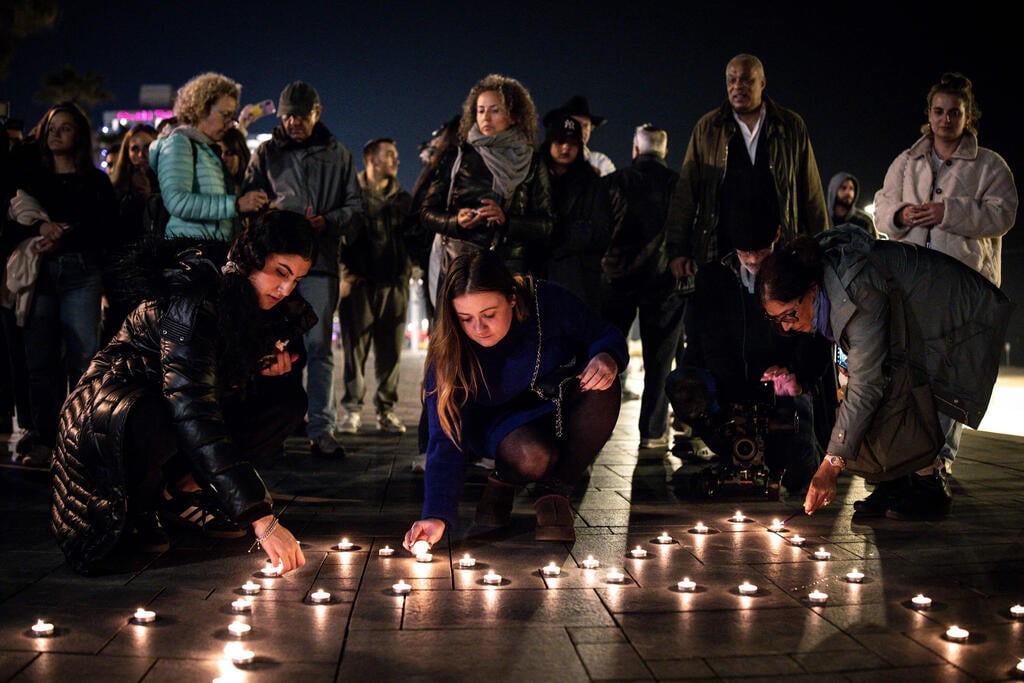 Photo: JOHN WESSELS / AFP נרות זיכרון בתל אביב