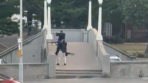 Documentation of terrorists shooting from the bridge (Photo: According to Section 27A of the Copyright Act) תיעוד: דקה אחר דקה של נטרול המחבלים בונדיי ביץ'