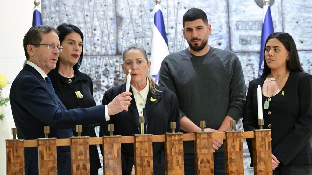 "הנר הזה מוקדש לרן, שישוב הכי מהר הביתה" (צילום: קובי גדעון לע״מ) הדלקת נר ראשון של חנוכה בבית הנשיא