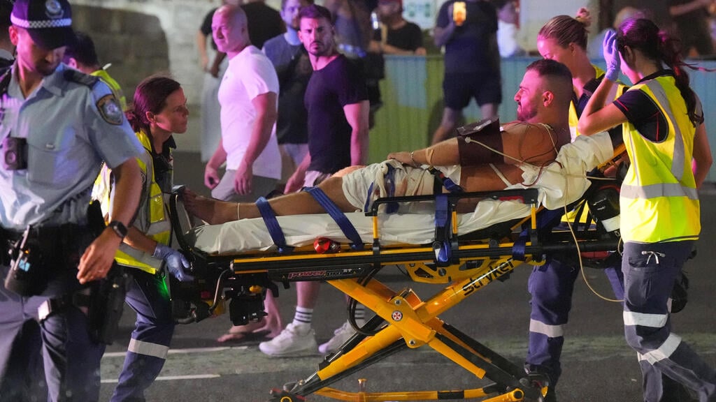 Evacuation of the wounded after the December attack on Bondi Beach (Photo: Mark Baker/AP) פינוי הפצועים בירי ההמוני בבונדיי ביץ' באוסטרליה